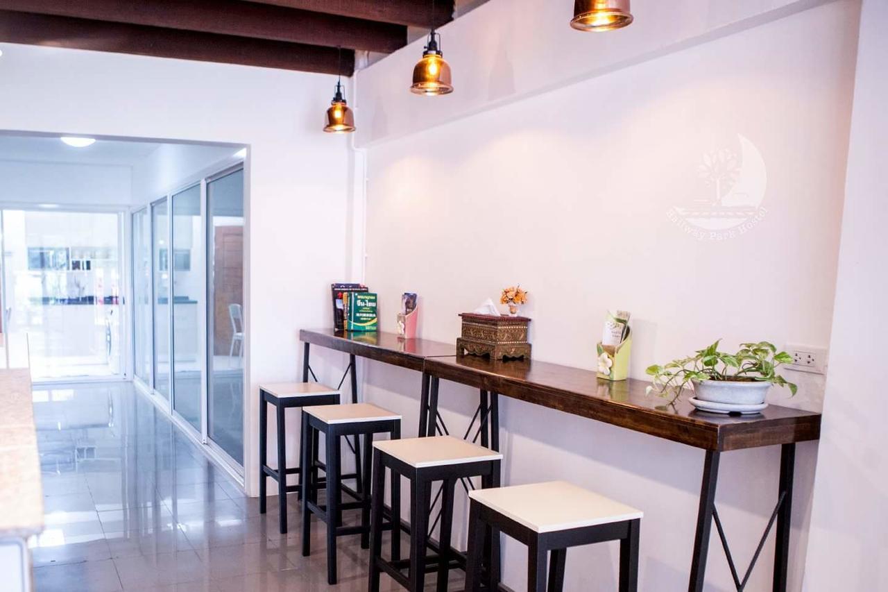 Railway Park Hostel Chiang Mai Bagian luar foto