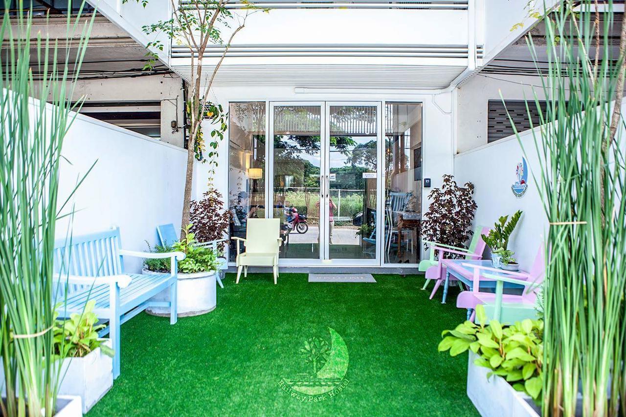 Railway Park Hostel Chiang Mai Bagian luar foto