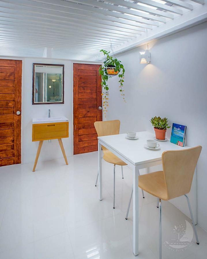 Railway Park Hostel Chiang Mai Bagian luar foto